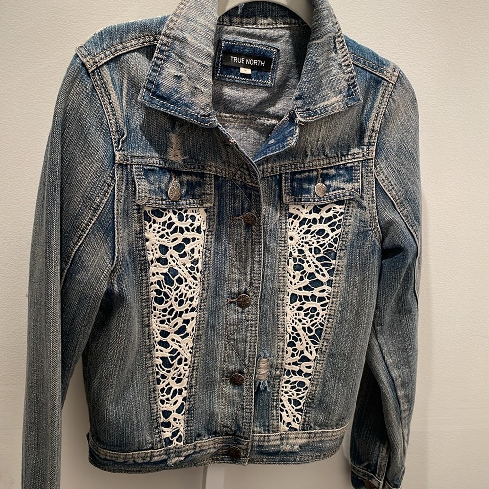 ❌SOLD❌TRUE NORTH Denim Jacket with Crochet detailing size M - Picture 1 of 8